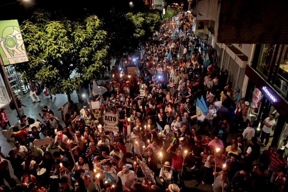Miles de guatemaltecos iluminaron el casco hist&oacute;rico al paso de la marcha de las antorchas. (Foto: Esteban Biba/EFE)
