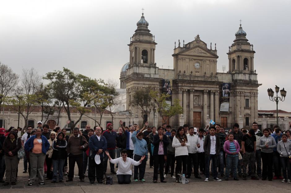 El grupo de religiosos inici&oacute; las actividades del #30M con una ma&ntilde;ana de oraci&oacute;n en la Plaza de la Constituci&oacute;n. (Foto: Esteban Biba/EFE)