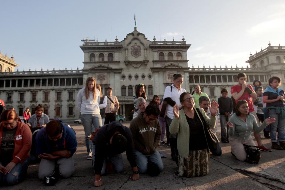 Un grupo de cristianos se reuni&oacute; esta ma&ntilde;ana para orar en la Plaza de la Constituci&oacute;n, pidiendo por la paz en el pa&iacute;s. (Foto: Esteban Biba/EFE)