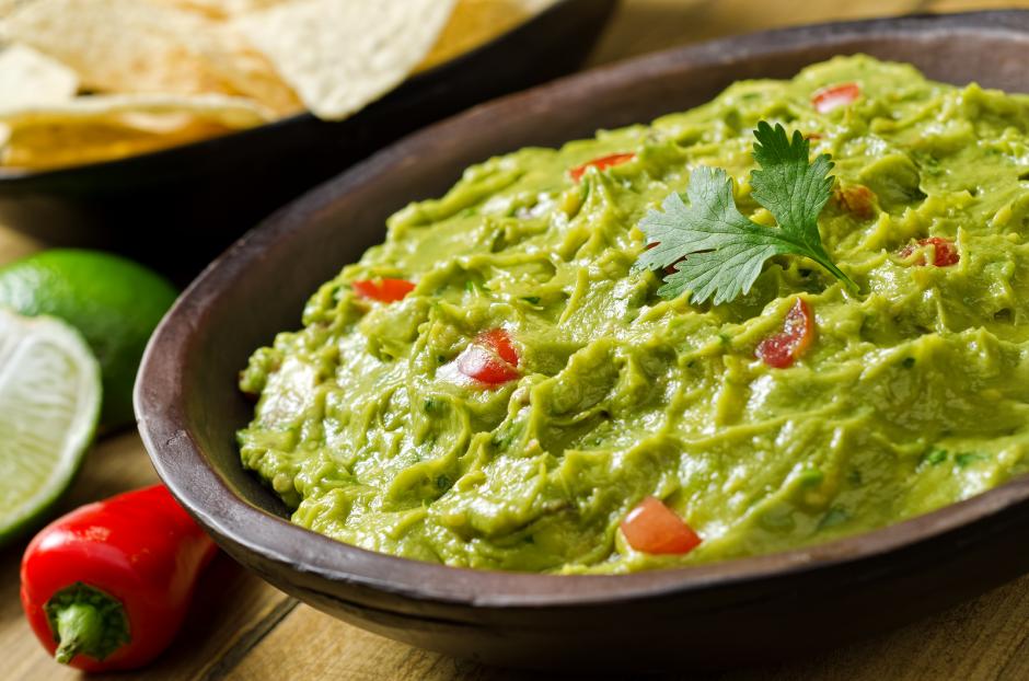 Jalape&ntilde;o, tomate, cebolla, aguacate, adem&aacute;s de lim&oacute;n, cilantro y un toque de sal son los ingredientes tradicionales del guacamole. (Foto: dishmaps.com)