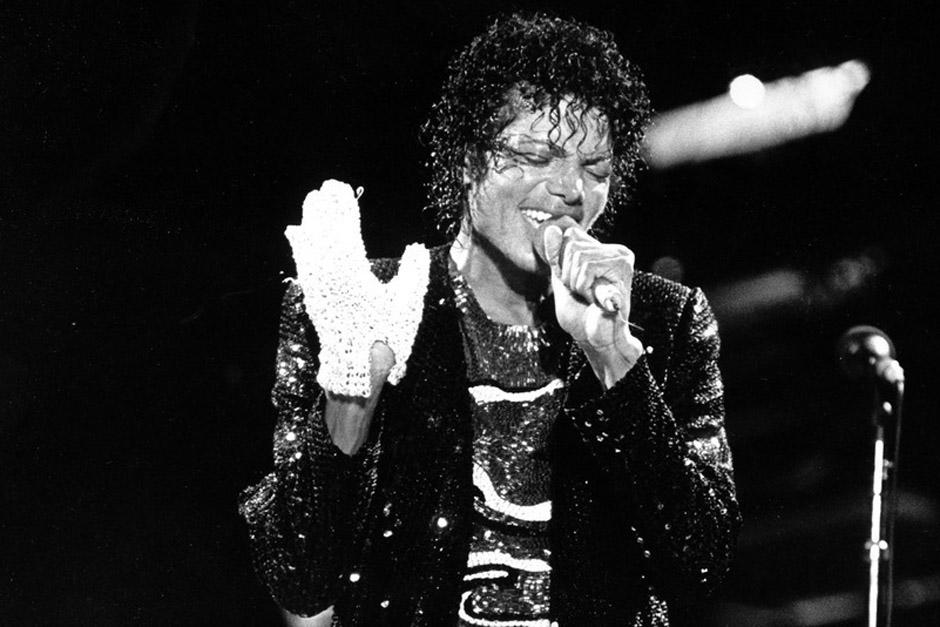 El guante blanco utilizado por Michael Jackson será puesto en subasta con un precio inicial de 20 mil dólares. (Foto: Arhivo)
