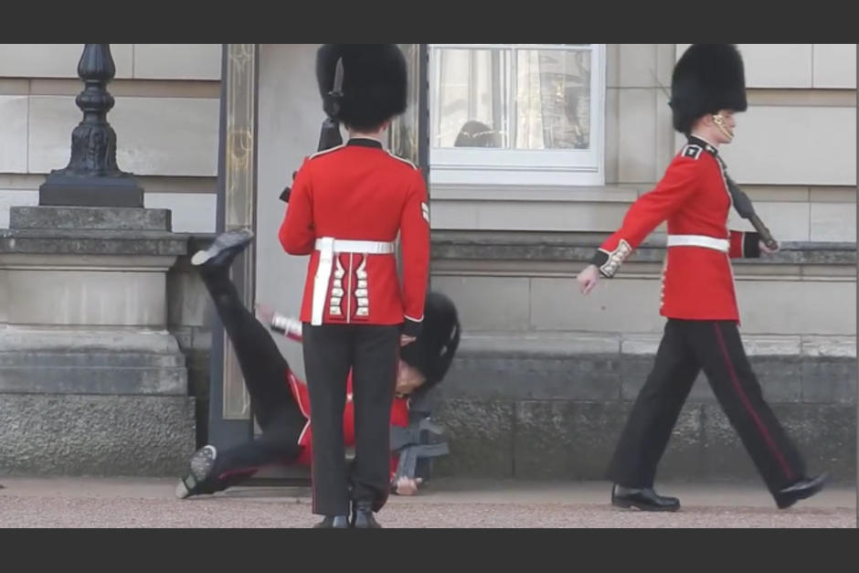 El Guardia Real tuvo que hacerse el fuerte para levantarse r&aacute;pidamente y marcharse. Seguramente y lejos del p&uacute;blico tuvo el tiempo para quejarse por el golpe.&nbsp;