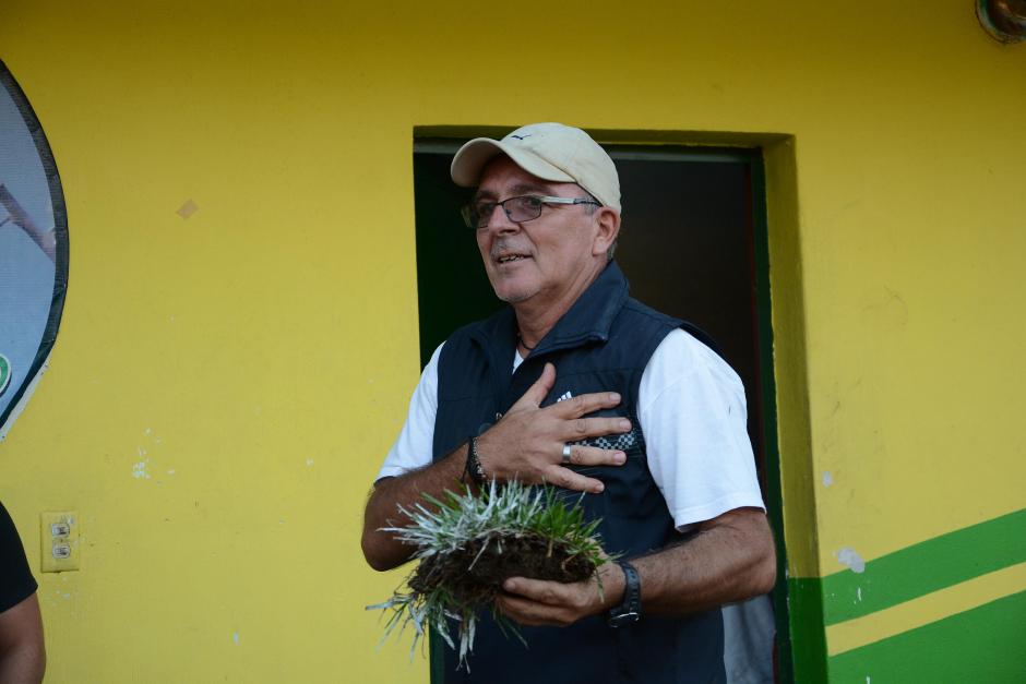 Ariel Sena hizo un gesto simb&oacute;lico, cort&oacute; un pedazo de grama del estadio David Cord&oacute;n Hichos, que se llevar&aacute; de recuerdo. Dirigi&oacute; su &uacute;ltimo partido en "casa". (Foto: Salvador Revolorio/Nuestro Diario)