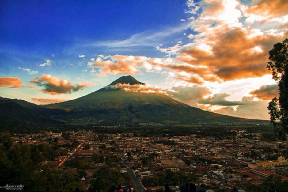 Vista de la ciudad de Antigua Guatemala desde el volc&aacute;n de Agua durante un atardecer. (Foto: @lindamiguate/Instagram)