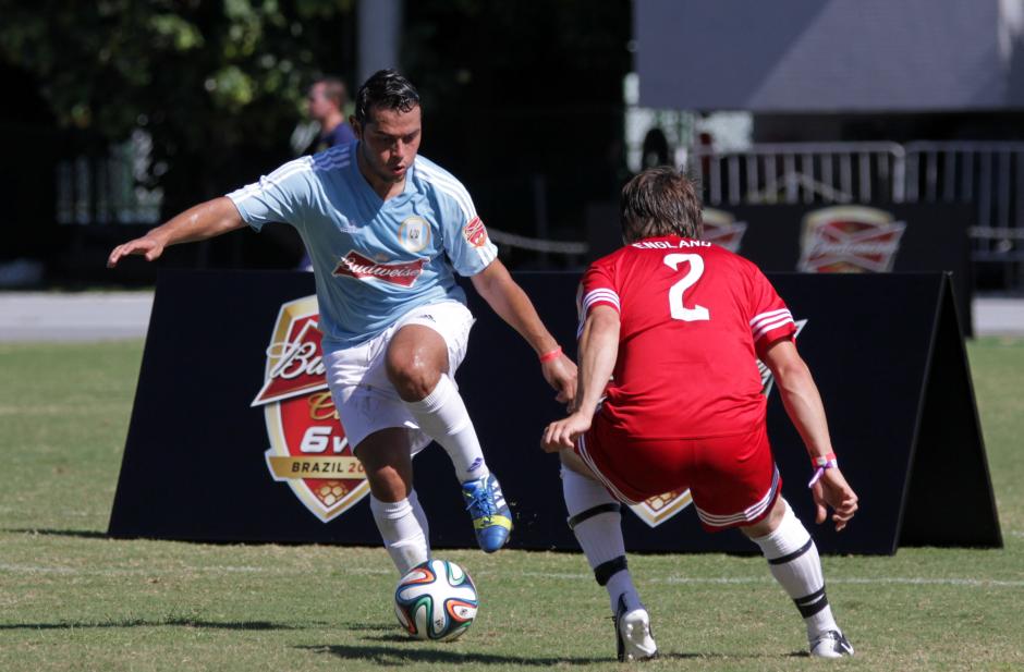 Rodrigo Garzaro del equipo de Guatemala domina el bal&oacute;n frente a un jugador de Inglaterra en la Copa Budweiser 2014 en R&iacute;o de Janeiro. (Foto: Luis Barrios/Soy502)