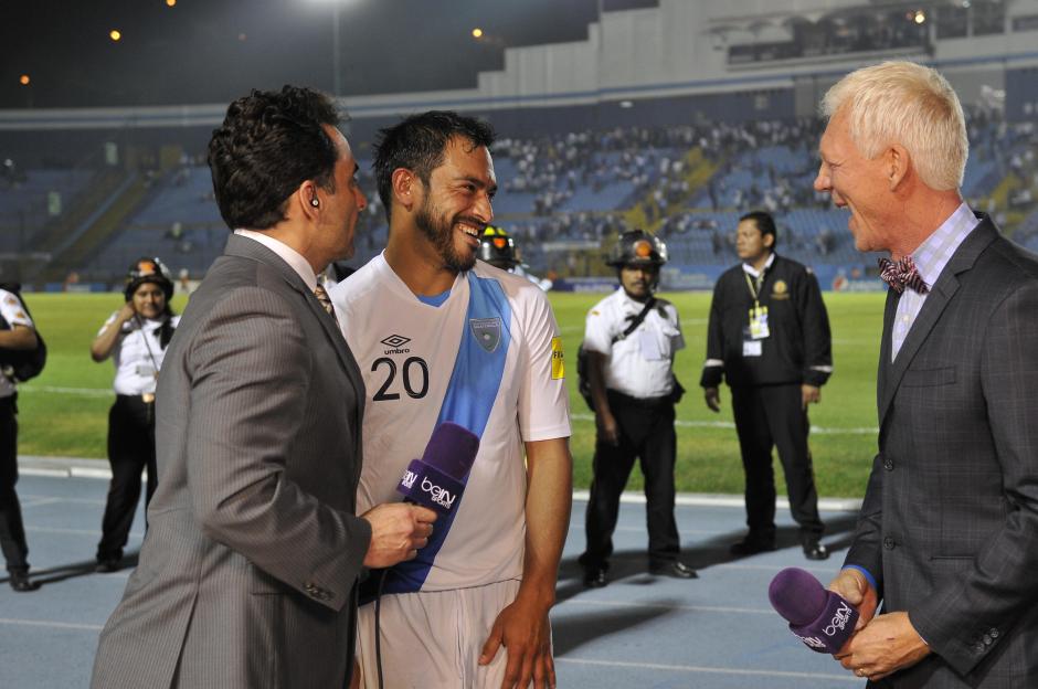 Tras el pitazo final, Carlos Ruiz fue entrevistado por las cadenas internacionales Bein Sports y NBC Sports, en la pista del Mateo Flores. (Foto: Diego Galiano/Nuestro Diario)