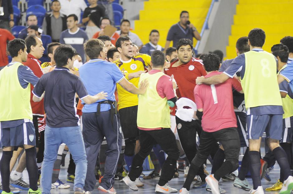 Tras el pitazo de medio tiempo, jugadores de Guatemala y Paraguay protagonizaron una bronca, pero no qued&oacute; ah&iacute;, la pelea se traslad&oacute; a las gradas donde un grupo de "aficionados" se dio a los golpes con los paraguayos. (Foto: Nuestro Diario)