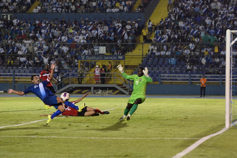 Carlos Ruiz se esforz&oacute; por anotar, pero la defensa visitante logr&oacute; evitar que sus goles se concretaran. (Foto: Nuestro Diario)