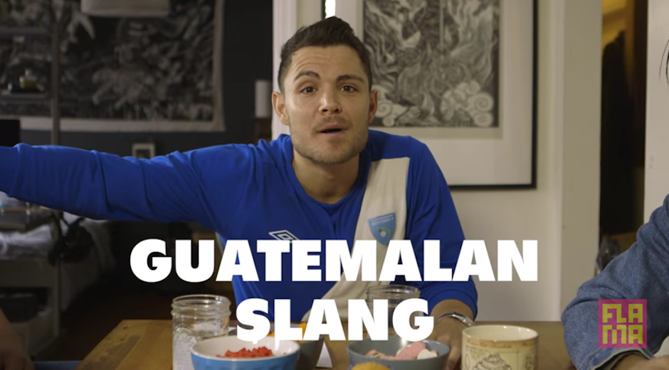 El guatemalteco Gonzalo Marroquín realiza un sketch acerca de los modismos guatemaltecos. (Foto: Youtube)&nbsp;