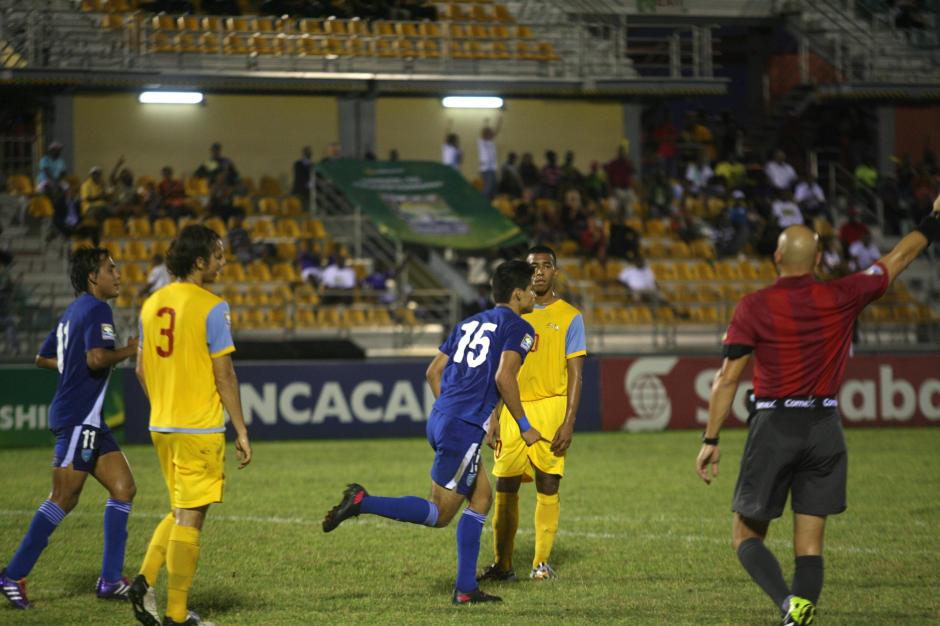 Carlos Estrada (15) celebra luego de anotar el 1-0 sobre la escuadra de Aruba. (Foto: Norvin Mendoza)