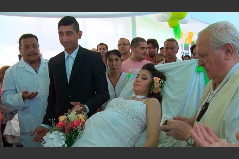 La novia est&aacute; internada en cuidados intensivos esperando dar a luz. (Foto: Twitter)