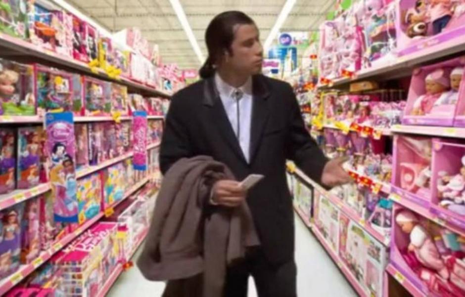 Travolta en la secci&oacute;n de juguetes de ni&ntilde;as en busca de una mu&ntilde;eca. (Imagen:&nbsp;mitofago.com.mx)