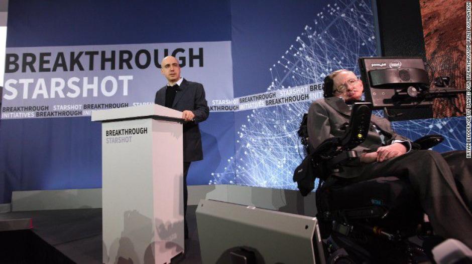 Milner y Hawking anunciaron en Nueva York, la iniciativa de exploraci&oacute;n espacial "Breakthrough Starshot". (Foto: EFE)