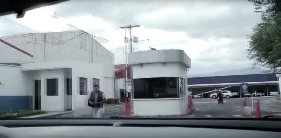 Unos jóvenes habrían utilizado el Aeropuerto Internacional la Aurora como pista de carreras y lo registraron en video. Sin embargo, se trata de un anuncio. (Foto: YouTube)