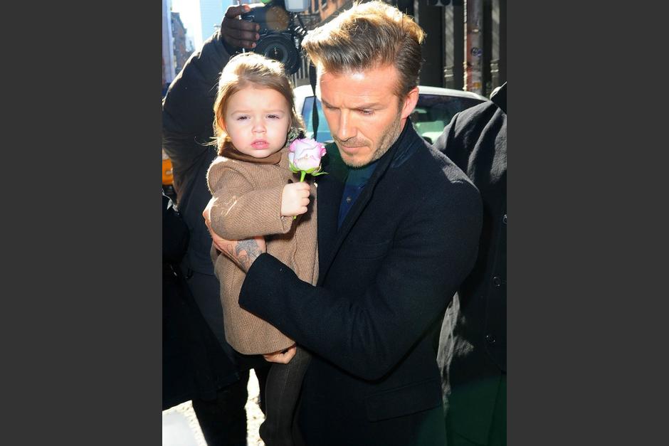 Harper Beckham es la consentida de la familia pues es la &uacute;nica mujer y sus tres hermanos la adoran. &nbsp;A sus dos a&ntilde;os, la hija de la ex Spice Girl Victoria Beckham y de la estrella de f&uacute;tbol David Beckham, ya es una amante de la moda. &nbsp;Adem&aacute;s le fascina jugar "chamusca" con su padre.&nbsp;