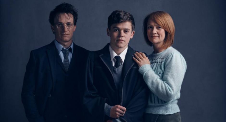 Jamie Parker como Harry, Sam Clemmett como Albus y Poppy Miller como Ginny. (Foto: Pottermore)