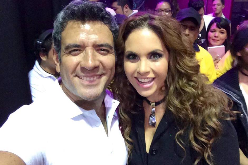 Selfie del guatemalteco Héctor Sandarti y la mexicana Lucero en Teletón 2014. (Foto: Facebook/Teletón)