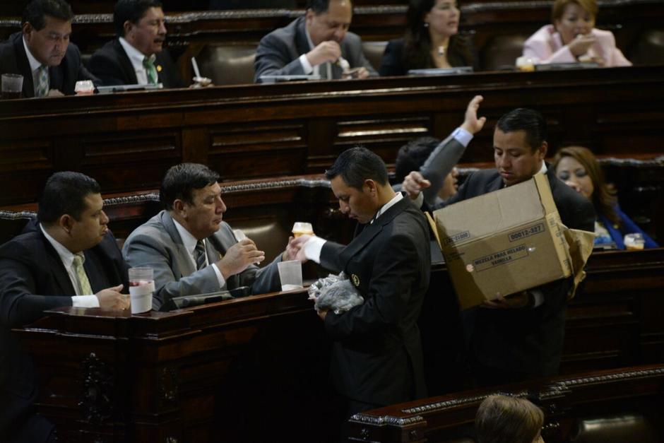 Los diputados recibieron un helado durante la citaci&oacute;n. (Foto: Wilder L&oacute;pez/Soy502)