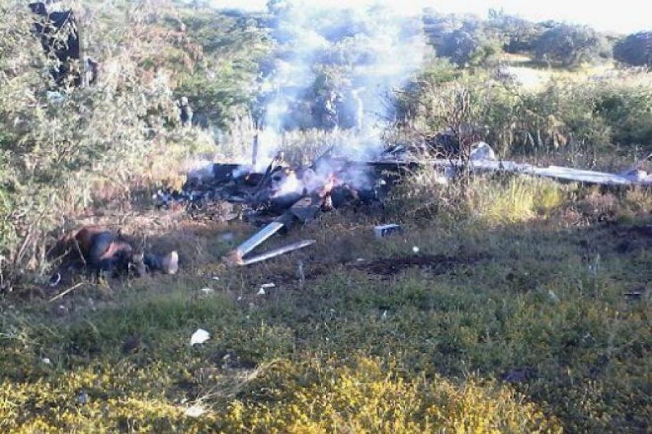 Presuntos narcotraficantes derriban un helic&oacute;ptero en Michoac&aacute;n, M&eacute;xico. (Foto: jornadabc.mx)