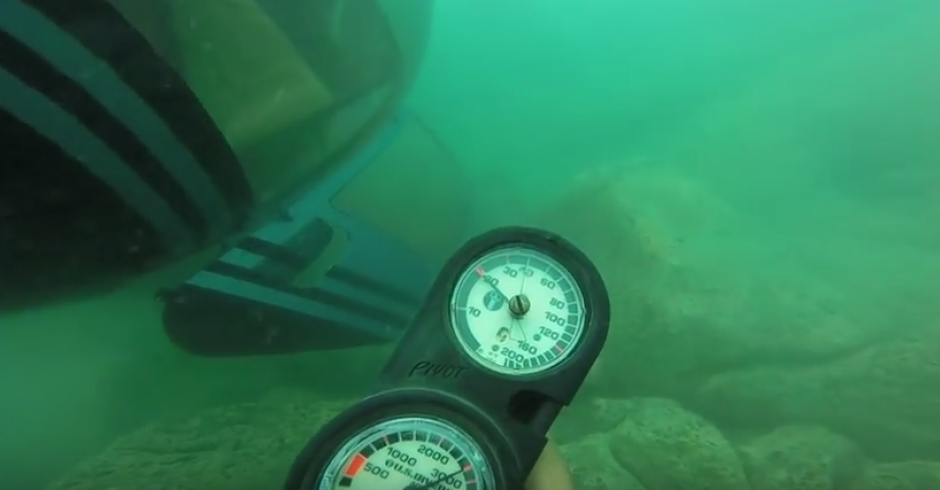 Un buzo explora el helic&oacute;ptero que cay&oacute; al Lago de Atilt&aacute;n. (Foto: Captura de YouTube)
