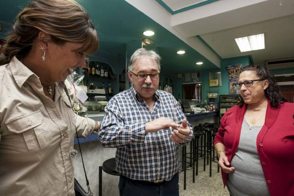 La chica conoci&oacute; a la pareja y les entreg&oacute; el anillo que estaba a seis metros de profundidad en la isla de Benidorm. (Foto: Heraldo)