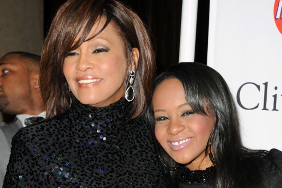 La hija de Whitney, Bobbi Brown, fue encontrada por su esposo y un amigo quienes llamaron al 911.