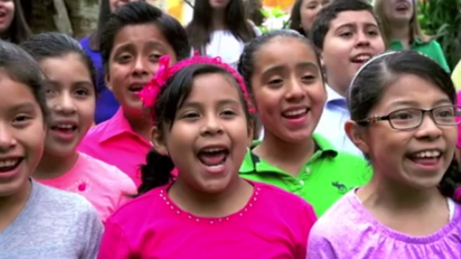 En la nueva versi&oacute;n participaron varios coros.  (Foto: Captura de Facebook)