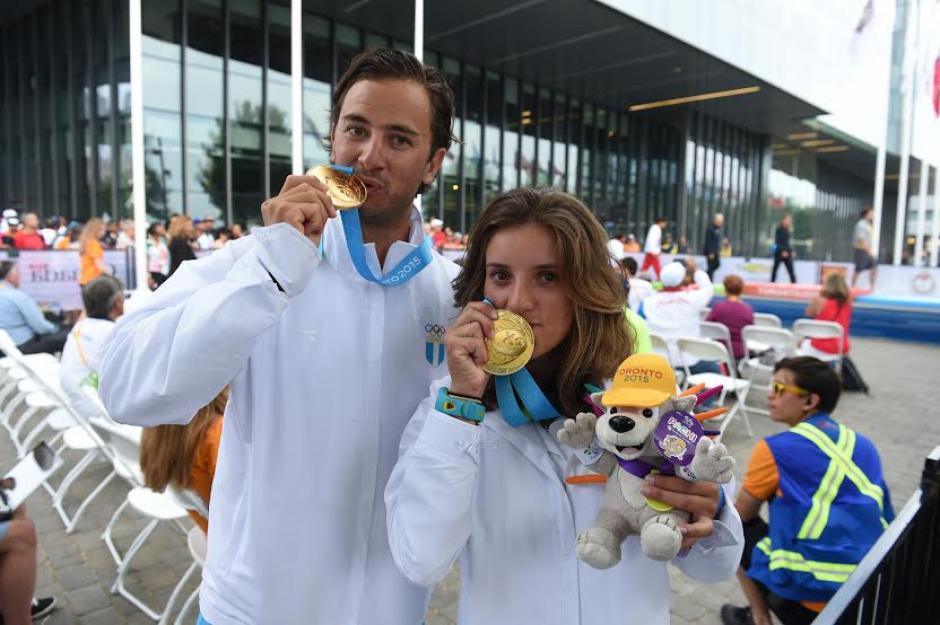 Jason Hess e Irene Abascal besas sus medallas de oro ganadas en la categor&iacute;a hobie cat de navegaci&oacute;n a vela. (Foto: &Aacute;lvaro Yool/Nuestro Diario)