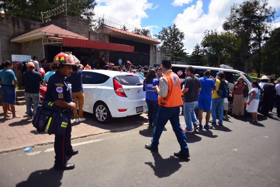 Cuerpos de socorro se mantienen en las afueras del Hogar Seguro Virgen de la Asunci&oacute;n. (Foto: Jes&uacute;s Alfonso/Soy502)