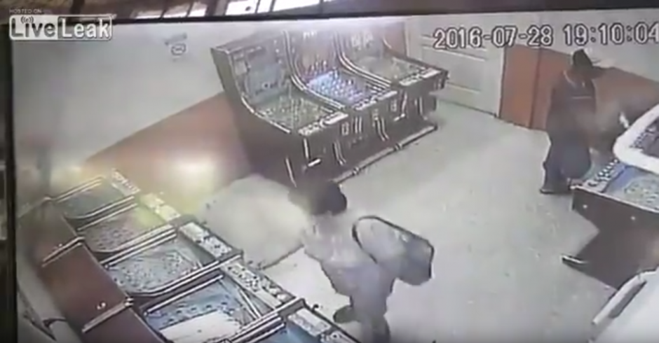 Una mujer ingresa en una sala de juegos. (Captura de pantalla: Liveleak Official Chanel/YouTube)