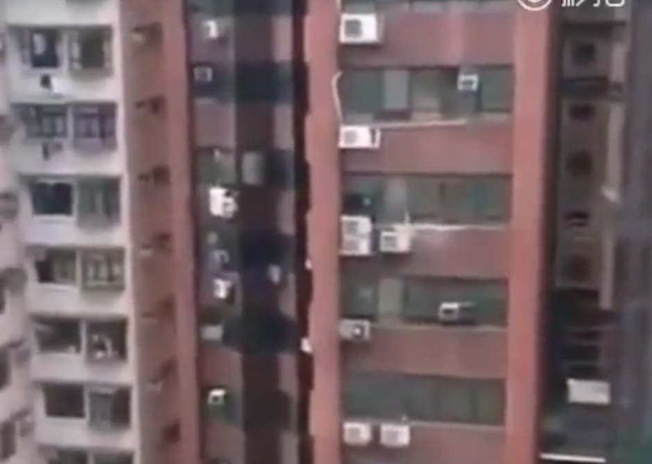 Un hombre desnudo colgaba de un edificio en China. (Foto: Your Viral/YouTube)