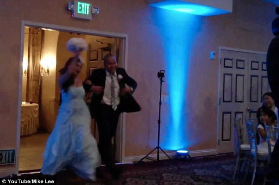 Al llegar a la fiesta, los recién casados saludan mientras bailan. (Foto: Daily Mail)