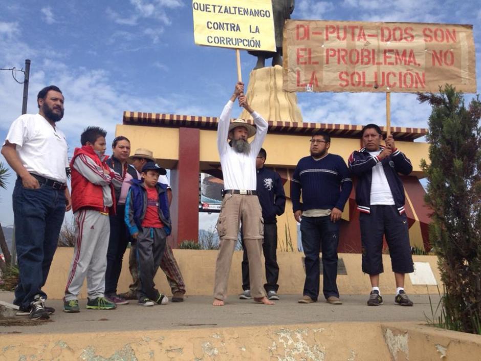 Un hombre, cuyo nombre no ha sido revelado, protesta contra la corrupción desde el sábado 13J a su manera: descalzo. (Foto: Radio Punto)&nbsp;