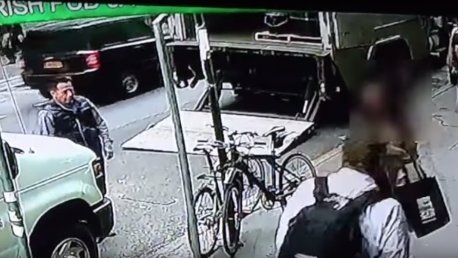 El hombre camina por las calles de Manhattan. (Imagen: captura de YouTube)