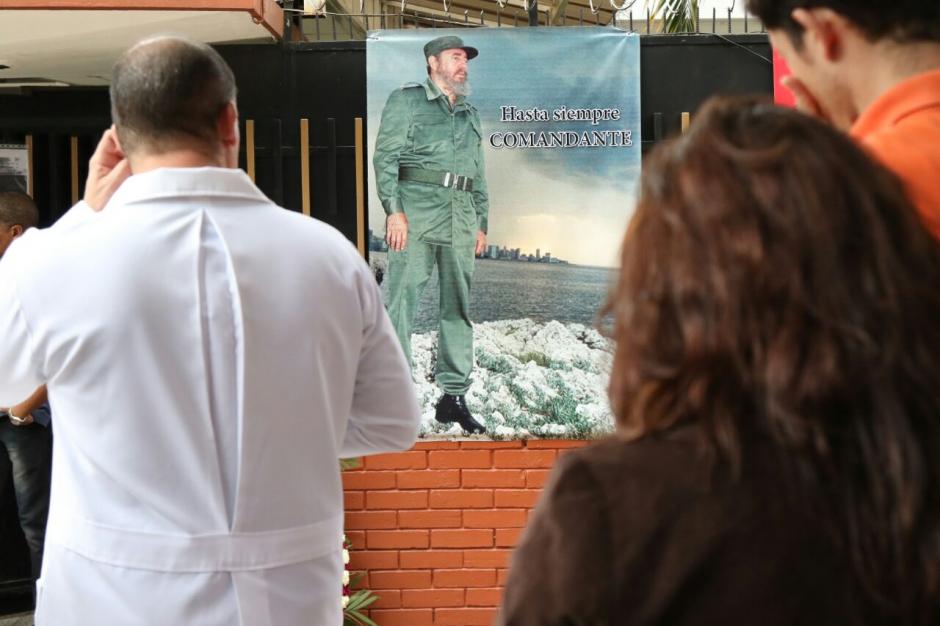 Un grupo de personas llev&oacute; flores y fotograf&iacute;as de Fidel Castro a la Embajada de Cuba. (Foto: Alejandro Bal&aacute;n/ Soy502)