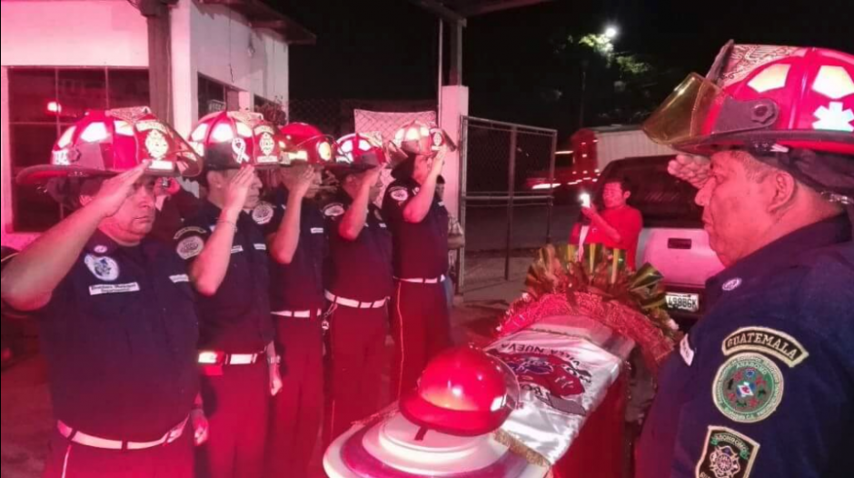 Socorristas de la estaci&oacute;n 104 realizan guardia alrededor del f&eacute;retro de Jimmy. (Foto: Twitter/@@CBMDEPTAL)