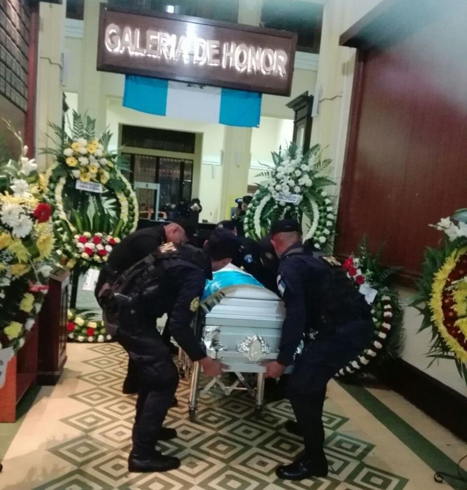 Varios agentes de la PNC participan en las honras f&uacute;nebres del elemento que fue atropellado. (Foto: PNC)