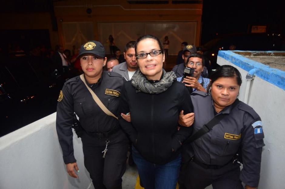 Roxana Baldetti llegó al hospital de la zona 4 de Mixco escoltada por agentes del Sistema Penitenciario. &nbsp;(Foto: Jesús Alfonso/Soy502)&nbsp;