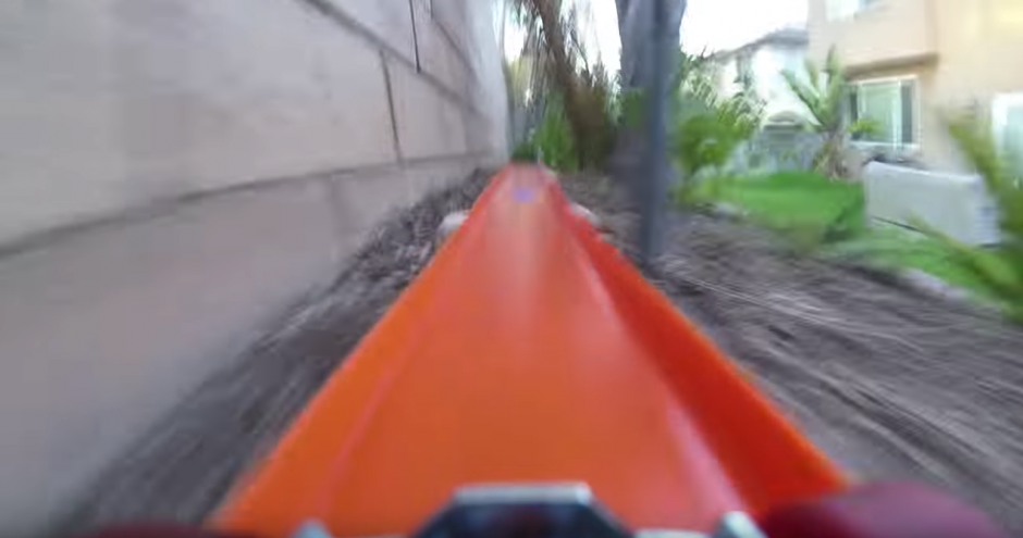 Los niños son felices con un carrito, pero los más grande se las ingenian para hacer cosas alucinantes. (Captura de pantalla: 5MadMovieMakers/YouTube)