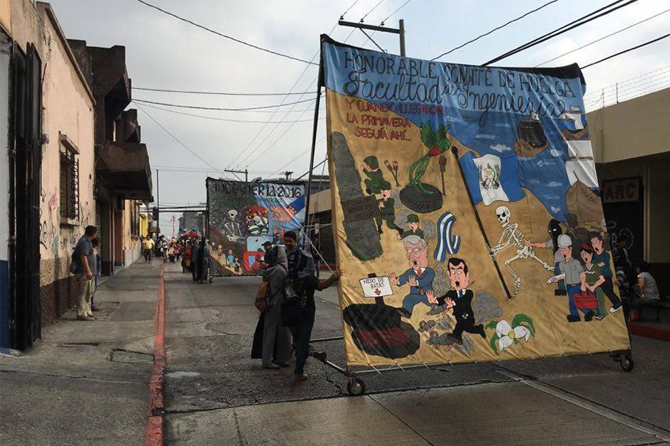 La cr&iacute;tica pol&iacute;tica fue la constante en el Desfile Bufo. (Foto: Carlos Calj&uacute;/Nuestro Diario)