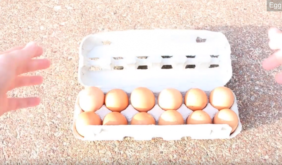 Los huevos listos para ser preparados. (Captura de pantalla: YouTube/HowToBasic)