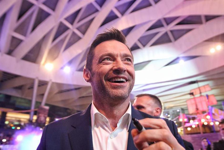 El actor australiano Hugh Jackman firma aut&oacute;grafos durante la presentaci&oacute;n de la pel&iacute;cula "Pan" en Ciudad de M&eacute;xico. (Foto: EFE)