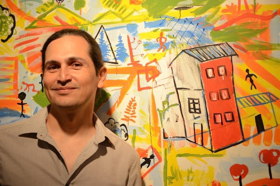 El artista visual Hugo P&eacute;rez presenta "La alegr&iacute;a de vivir" en la Alianza Francesa. (Foto: Selene Mej&iacute;a/Soy502)&nbsp;