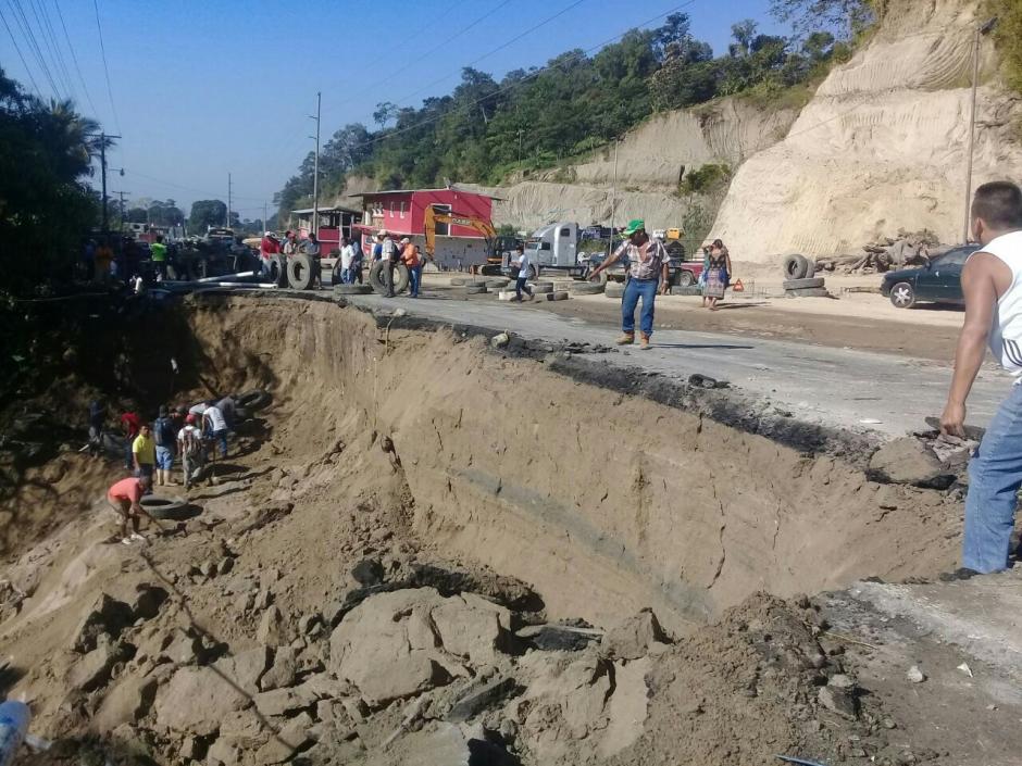 Un tramo carretero colaps&oacute; entre Retalhuleu y Quetzaltenango, seg&uacute;n informaron las autoridades. (Foto: Conred)