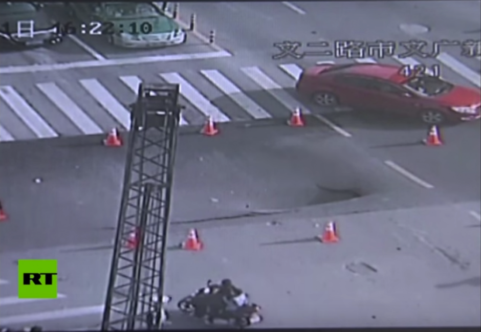 El agente de tr&aacute;nsito detect&oacute; el inicio del hundimiento y evit&oacute; el paso de veh&iacute;culos por el lugar. (Imagen: Captura de YouTube)