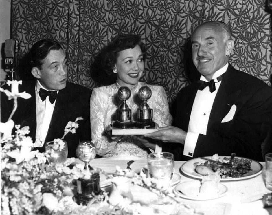 En esta foto, los ganadores de la edici&oacute;n de 1949, disfrutan de la cena con sus galardones. John Hudson por la direcci&oacute;n de "The treasure of the Sierra Madre", Jane Wyman mejor actriz por "Johnny Belinda" junto a la cabeza de estudio Jack Warner. (Foto: Certaincinema)&nbsp;