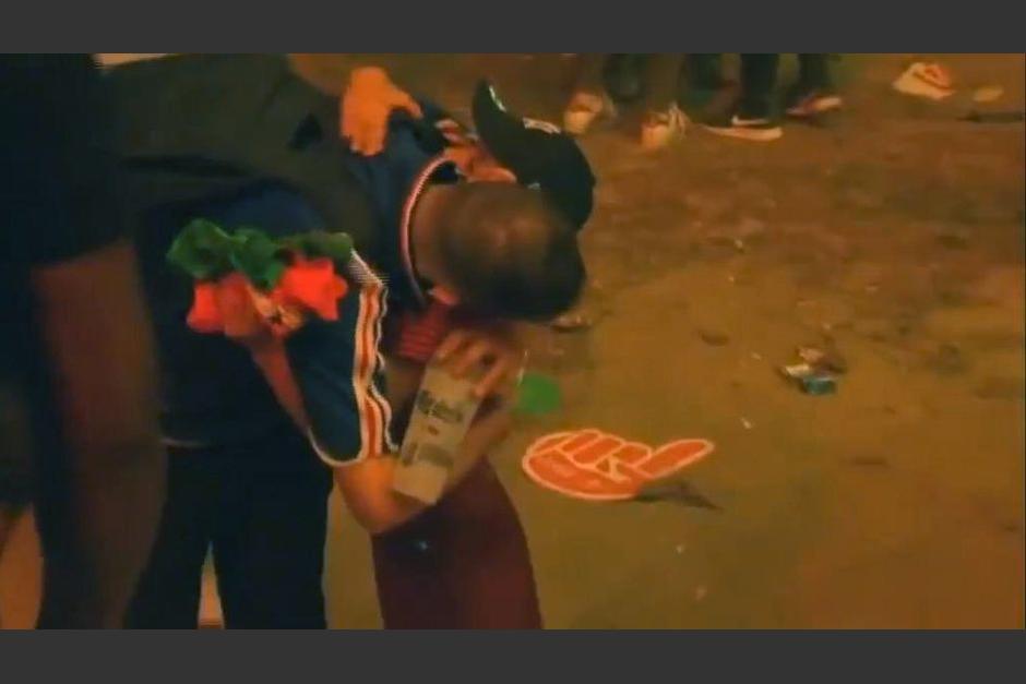 Abrazo sincero. Un ni&ntilde;o portugu&eacute;s consol&oacute; a un aficionado franc&eacute;s que sufr&iacute;a con la p&eacute;rdida de su selecci&oacute;n. (Foto: Captura de imagen)
