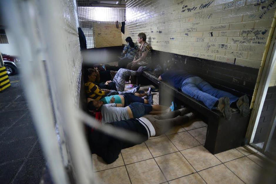 Cinco enfermeras y la vocal de la Junta Directiva del IGSS fueron llevadas a la cárcel de mujeres de Santa Teresa. (Foto: Wilder López/Soy502)&nbsp;