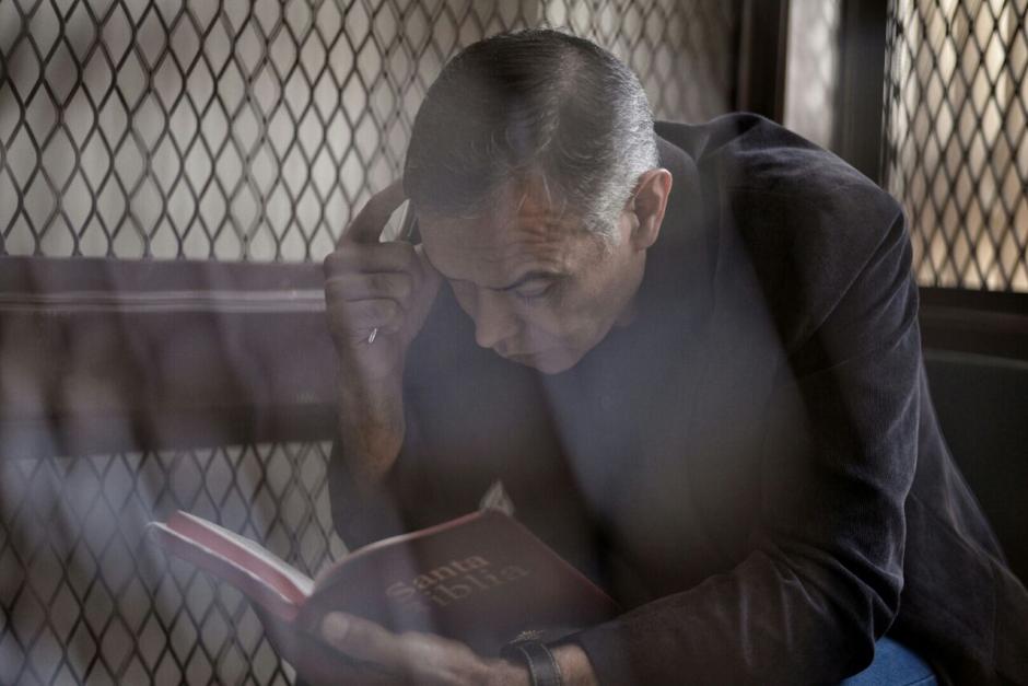 Juan de Dios Rodr&iacute;guez, expresidente del IGSS, lee la Biblia previo a iniciar el juicio en su contra. (Foto: Wilder L&oacute;pez/Soy502)