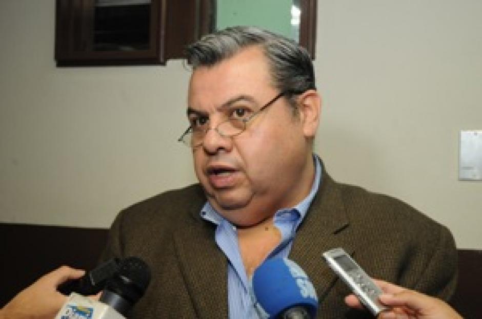 Emilio Pacheco ante los micr&oacute;fonos.